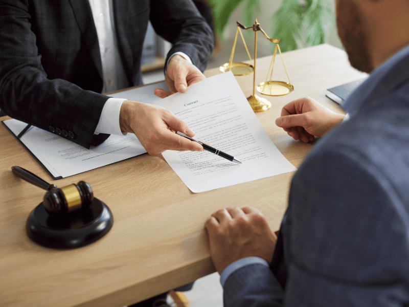 Abogado explicando contrato a cliente