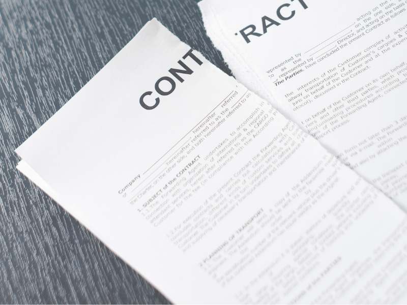 Imagen de un contrato roto