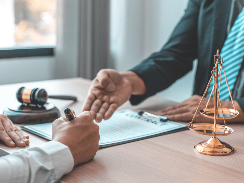 Imagen de un abogado y un cliente