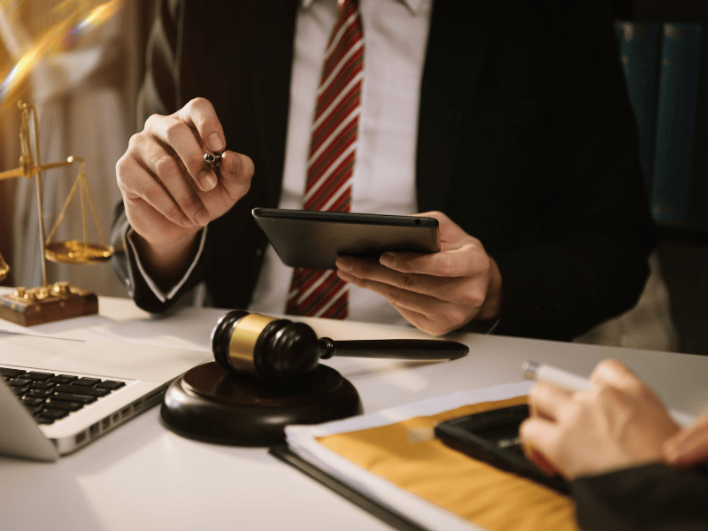Imagen de un abogado repasando un caso