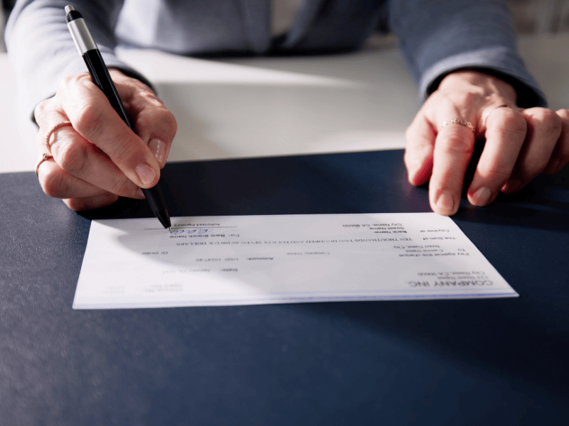 Compensación por negligencia Trabajador firmando una indemnización