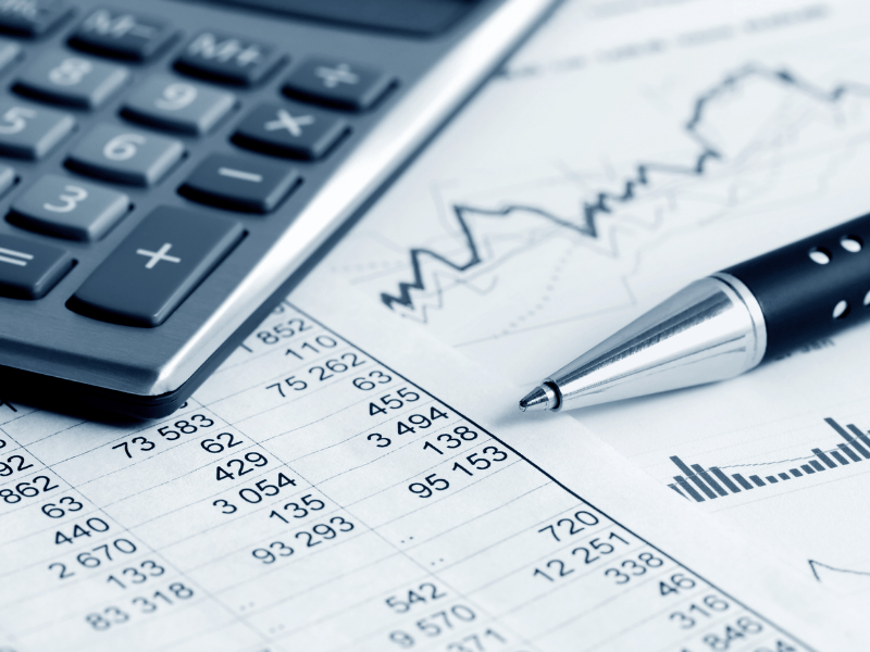 Imagen de unas cuentas, una calculadora y un boli