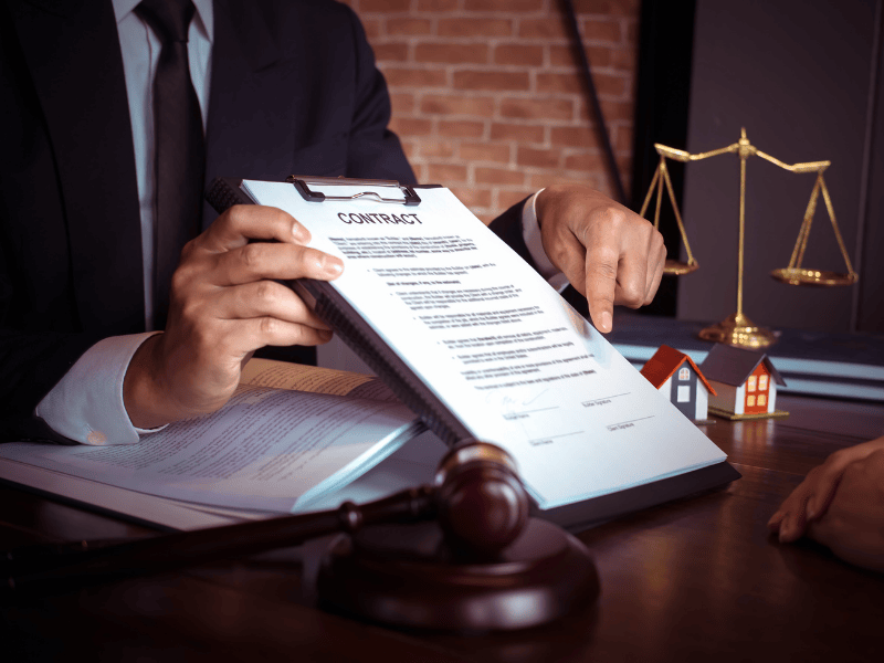 Abogado explicando un contrato