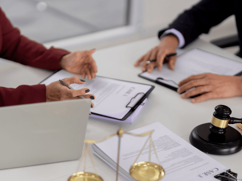 Imagen de una reclamación de contrato con abogado